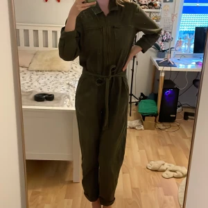 Militär grön Jumpsuit🌸 - Cool jumpsuit jag köpt i Los Angeles💞 Väldigt bra kvalitet! Lucky Brand är ett fint märke och nypriset var runt 1300 kr💫 använt bara fåtal gånger