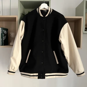 Baseball jacka - Baseballjacka från H&M i storlek M🖤 nypris 399kr