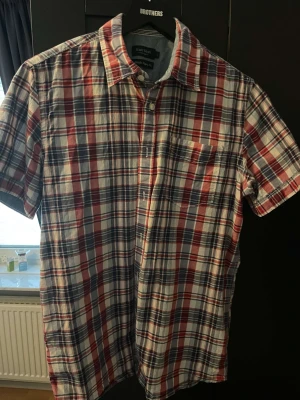 Skjorta  - En rutig skjorta från East west i stl L, 250kr 