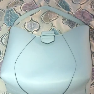 Hej jag säljer en blå väska som min mormor köpte till mig i stockholm men aa som sagt jag säljer den nu hoppas någon vill köpa 🤩 - Ganska lagom strlek för en väska i tonåringen 