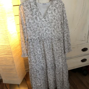 Blommig långklänning från NA-KD - Vacker ny klänning från NA-KD. Blommig och lös i modellen. Lite transparenta ärmar. Strl 36 Perfekt för midsommar 