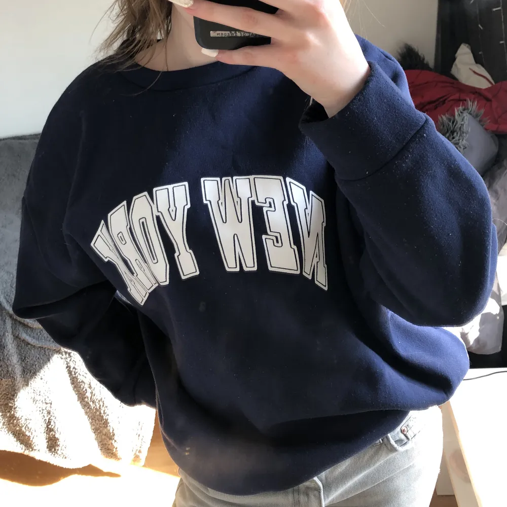 Säljer den här mörkblåa sweatshirten med tyck där det står ”New York”. Bra skick. Säljer då jag inte använder den längre . Hoodies.