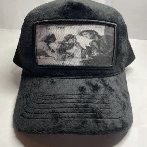 Familjlo Velvet keps, limiterad i svart (bara i 25st)  - Familjlo släpper nu Velvet keps som är limiterad upplaga i 25st i svart. En riktigt skönt keps till sommar, kvalitet på kepsen är 10/10 