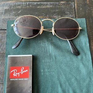 Ray ban peggy gou  - Ray ban brillor i bra kvalite köpta i rom passar på både killar och tjejer nypris 1600 säljer för 450 kommer tyvär inte med sin vanliga box