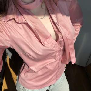 Säljer den här snygga, rosa blusen/skjortan där det tillkommer ett band till man kan ha runt halsen eller i håret, som ett hårband, eller inte alls😋 köpt på vintage butik, använt en gång men fortfarande bra skick. Säljer då den inte kommer till användning