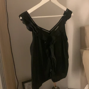 Linne - Jättefint linne i storlek 34/S. Säljer pågrund av att den inte har kommit till andvändning, ordinarie pris 150kr (skriv gärna om ni har några frågor)💕💕