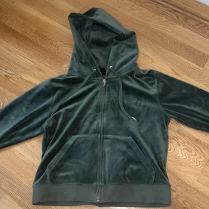 Juicy Coture kofta - Koftan används inte därav säljer jag den, jätte fin o inga skador. Köpt för 1199kr. Pris kan diskuteras, passar M även