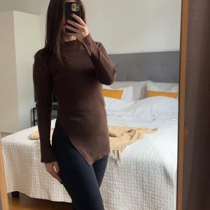 Ribbstickad tröja - Använd och har små noppror på vissa ställen, annars i bra skick! Frakt tillkommer 🤎