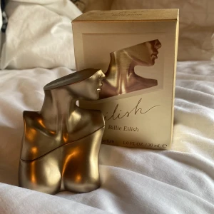 Billie Eilish parfym  - Super god vaniljdoft med en blandning av bär och choklad, nyskick med låda kvar. 30 ml!  Köp direkt för 400 inklusive frakt ❤️🤩