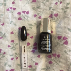 Nagellack  - Säljer alla mina nagellack för jag började med gel. Flera färger finns på min profil. DMa vid frågor, endast seriösa köpare tack! Använd helst köp direkt knappen för att säkerställa att du får ditt paket!