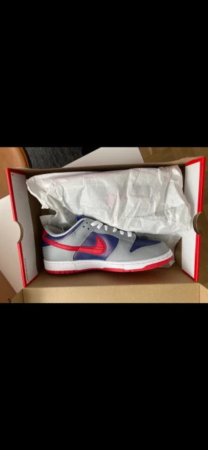 Nike dunk low ”Samba” - Säljer dessa samba dunks i strlk 42.5 (nyskick). Kom gärna med prisförslag. Skriv vid ev intresse eller övriga frågor!