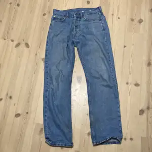 Weekdays ”space” jeans i avslappnad storlek. Säljer då jag växt ur!