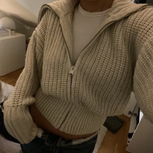 Stickad zip-up - Off white, storlek S 