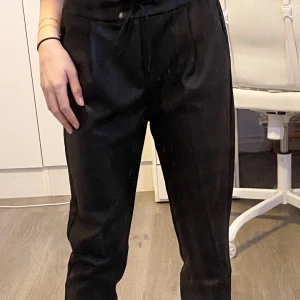 Svarta skinnbyxor  - Högmidjade skinnbyxor från Vera Moda💕Använda ca 2 gånger  Ordinarie pris 599 kr