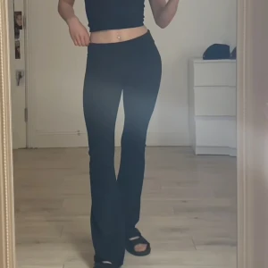 yoga byxor - Yoga byxor från Brandy Melville i jättebra skick♡ Använt ett par gånger men kommer tyvärr inte till någon användning