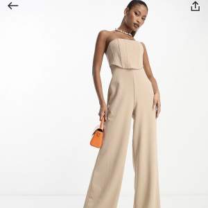 ASOS DESIGN - Beige jumpsuit   Aldrig använd. Nypris 659