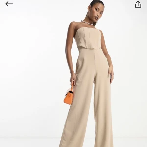 Jumpsuit  - ASOS DESIGN - Beige jumpsuit   Aldrig använd. Nypris 659