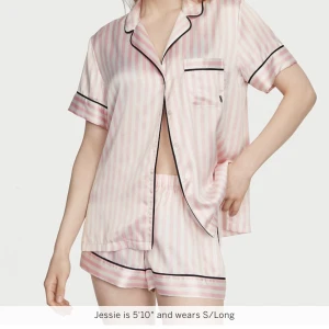 Victoria secret pyjamas !! - Pyjamas set från Victoria secret fast med linne istället för skjorta och liten annan förg kolla på bild 2. mig innan du köper .Säljer massa kläder fså kolla gärna in min profil 