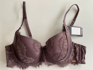 Oanvänd bh Hunkemöller Stl 75 b - Vacker bh med lappar kvar. Kostade 475 kr. 
