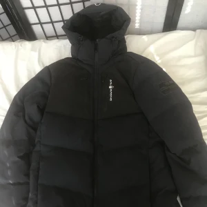 Mörkblå/svart sail racing jacka - Knappt använd jacka perfekt till vintern, nypris 3,500kr vid snabb affär 2000kr kan gå ner i pris, storlek S passar även i M.