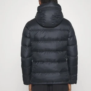 Peak performance  - Säljer nu min peak performance jacka, pga att den har blivit lite liten. Det är storlek s, dammodell och det finns inga hål. Har haft den i 2 vintrar och den är super varm och skön. Säljer den för 2500kr och ny pris på den är 4000kr. Skriv för funderingar