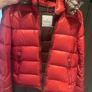 Moncler zin - Säljer moncler zin jacka. Är i bra skick endast en liten del sönder som är lappad i samma färg. Storlek 2 (small-medium) För fler bilder skicka dm, köparen står för frakt💕