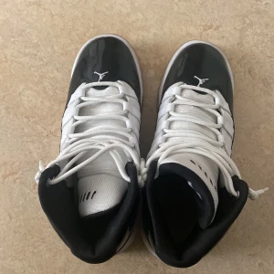 Svart vita air jordans 11 - 37,5: skostorlek Fick de i födelsedagspresent De blev för små så nu säljer jag de