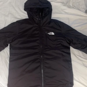 The north face jacka - Säljer en riktigt fin the north face dunjacka. Man kan ha den som en dunjacka och man kan vänta jackan så är de en typ varm vind jacka. Pris ej hugget i sten 