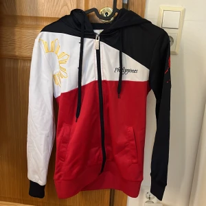 My Philippines Lifestyle huvtröja  - My Philippines Lifestyle huvtröja i storleken S men är mindre i storleken, fint skick. 