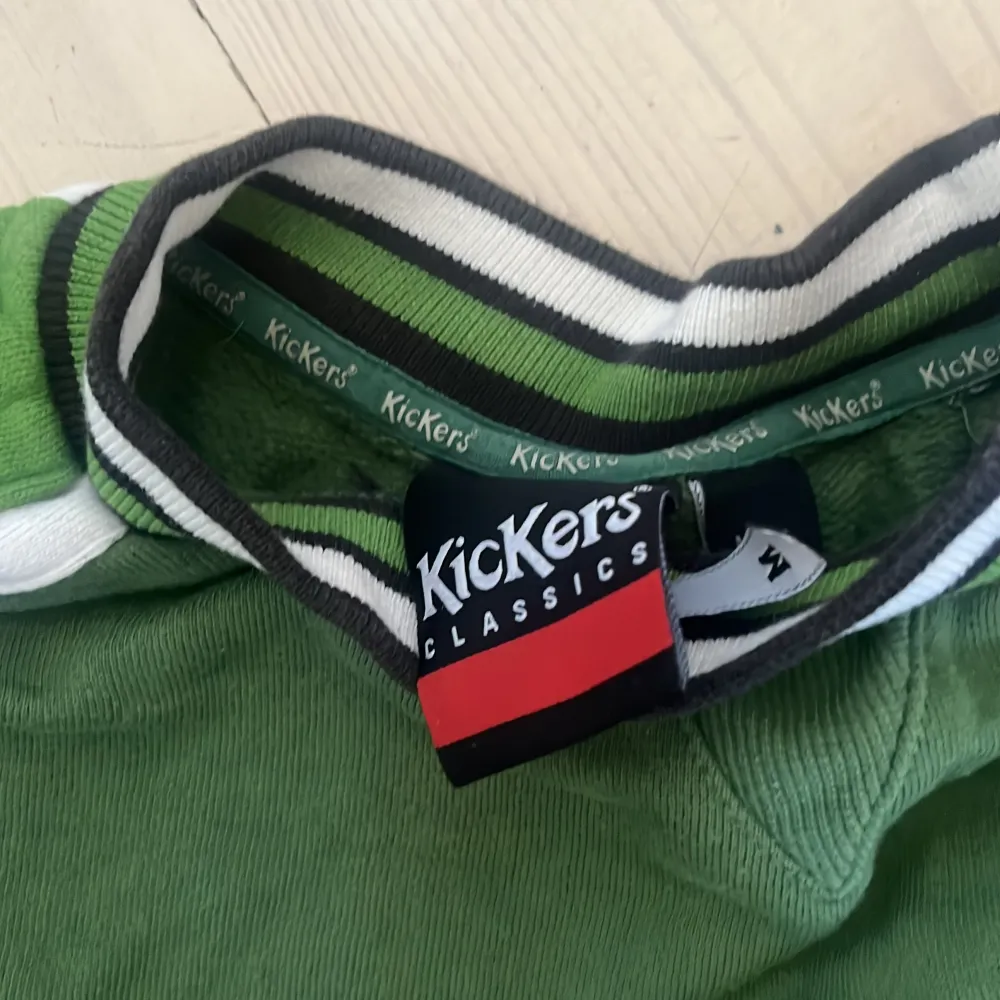 TRYCK INTE PÅ KÖP NU  Säljer min sjukt snygga gröna kickers tröja. Den har nästan inga defekter förutom en pytteliten fläck på högra armen men den syns knappt. Jag möts upp, och tar bara Swish. Köparen står för frakten💕tar emot pris förslag. Hoodies.