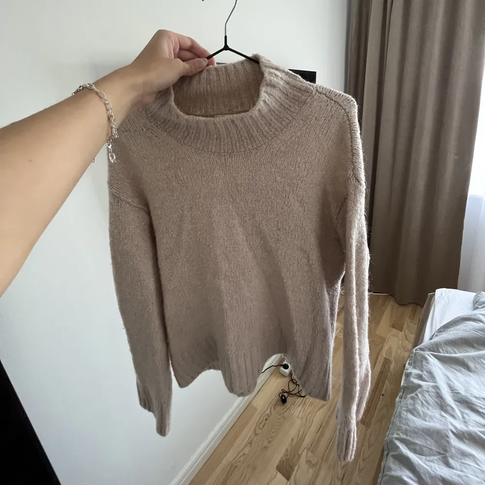 En fin stickad lite ljusrosa tröja, från hm och i fint skick. Tröjan har väldigt öppna armar vilket jag tycker är fint men använder tyvärr inte längre, hör av er vid fler frågor. Den är i storlek xs men skulle säga att den påssar bra på S och M också!💞. Neuletakit & Villapaidat.