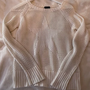 Stickad tröja  - En jättecool stickad tröja med en stjärna på. Bra skick från Kappahl men finns inte kvar. Säljer pga att det inte är min stil längre. Skriv om du är intresserad. Köparen står för frakt och pris kan diskuteras💕