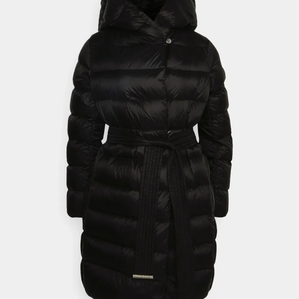 Använt bara en vintern, som ny. Strl 36. Vill köpa en ny jacka med en annan färg därför säljer jag den annars älskar jag den.. Jackor.