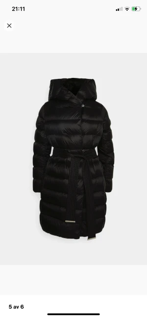 BOSS - Dunkappa Pastrelli - Svart - Använt bara en vintern, som ny. Strl 36. Vill köpa en ny jacka med en annan färg därför säljer jag den annars älskar jag den.