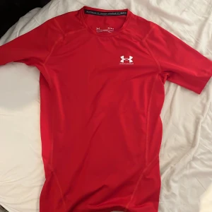 Under Armour  - Skit snygg röd tränings tröja helt ny 10/10 knappt använd inga defekter alls och sitter som en smäck. 