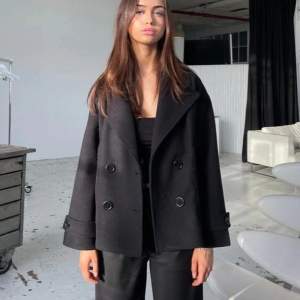 En svart design by si kappa i storlek M/L typ helt ny användt 4 gånger. Säljer pga ska köpa en i annan färg 