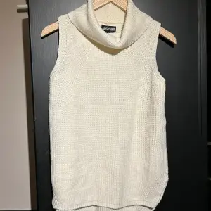 Knitted polo neck sweater 