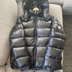 Moncler Maya - Säljer denna Moncler Maya, årsmodell 2021. Fint skick, 9/10, en flaw. Size 3, passar M/L. Nypris 16k, mitt pris 7499kr! Tveka ej på att höra av er vid frågor & funderingar!
