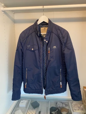 Morris jacka - Riktigt fin, trendig och varm Morris jacka, perfekt till vintern som kommer. Skick 10/10, grymt bra pris. 