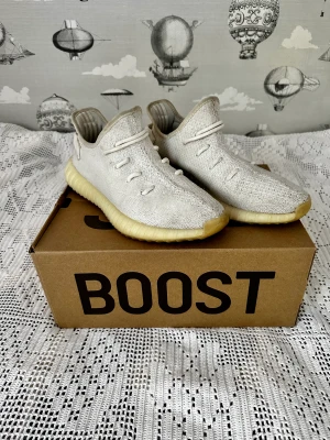 Yeezy boost 350 - Hej! Säljer mina undangömda yeezys. Skicket är 8/10, endast lite smuts som enkelt rengörs. Box medföljer  Kika i min profil så jag rensar garderoben just nu!⭐️