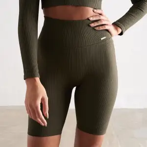 Säljer dessa Aimn biker shorts då jag inte använder dessa.  Färg: Khaki green  Storlek S (funkar även utmärkt för de som normalt har storlek M) Orginalpris: 399 Köparen står för frakten 🦜 