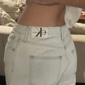 Baggy jeans  - Från Calvin Klein, använda men i bra skick, skönaste jeansen!! Storlek:W28. Nypris 1399kr. Kontakta vid frågor!🩷 Ljusblå/vit.
