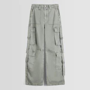 Bershka cargos - Säljer dessa skit snygga cargos från bershka helt oanvända, för små på mig tyvärr..