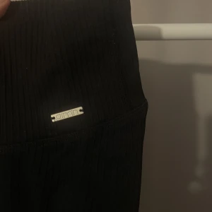 Träningsbyxa amin  - Ett par tränings tights ifrån Amin. Knappt använda. Super fina och sköna! 