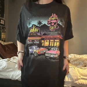 baggy t-shirt med tryck - cool tisha med 90s tryck fram! köpt i los angeles, men kommer inte till användning. 