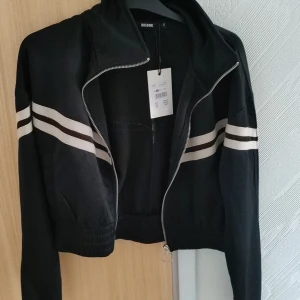 Bikbok kofta helt ny - Oanvänd kofta från bikbok, lappen sitter kvar köpt för 399 säljer för 180 kr plus frakt
