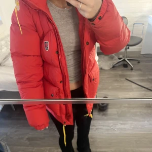 Fjällräven Jacka - Säljer nu min älskade fjällräven jacka som jag fick i julklapp 2022, så knappt använd en säsong, typ i nyskick, inga defekter eller någonting. nypris 6990 skriv för fler bilder eller om ni undrar något, pris kan diskuteras vid snabb affär❤️❤️