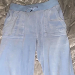 Juicy byxor - Ljus blåa juicy byxor i storlek xxs,fint skick och inga defekter!🩵 Obs priset är 650 satt av misstag på budgivning!!