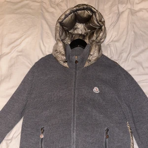 Moncler Cardigan (M-L) - Tänkte sälja min Moncler Cadrdigan eftersom den inte satt som jag tänkte mig. Står att det är XXL men sitter som en M-L. Den är nytvättad och noppar är borttagna. Väldigt bra skick, inga skråmor eller sliten på något vis.