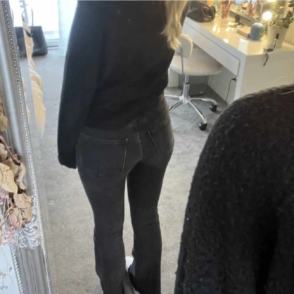 säljer nu mina fina populära jeans från zara som är slutsålda, mina egna bilder visar inge bra så kan skicka bättre, ja är 165 till referens och super bra skick!🩷 kan frakta och gå ner i pris vid snabb affär . Jeans & Byxor.